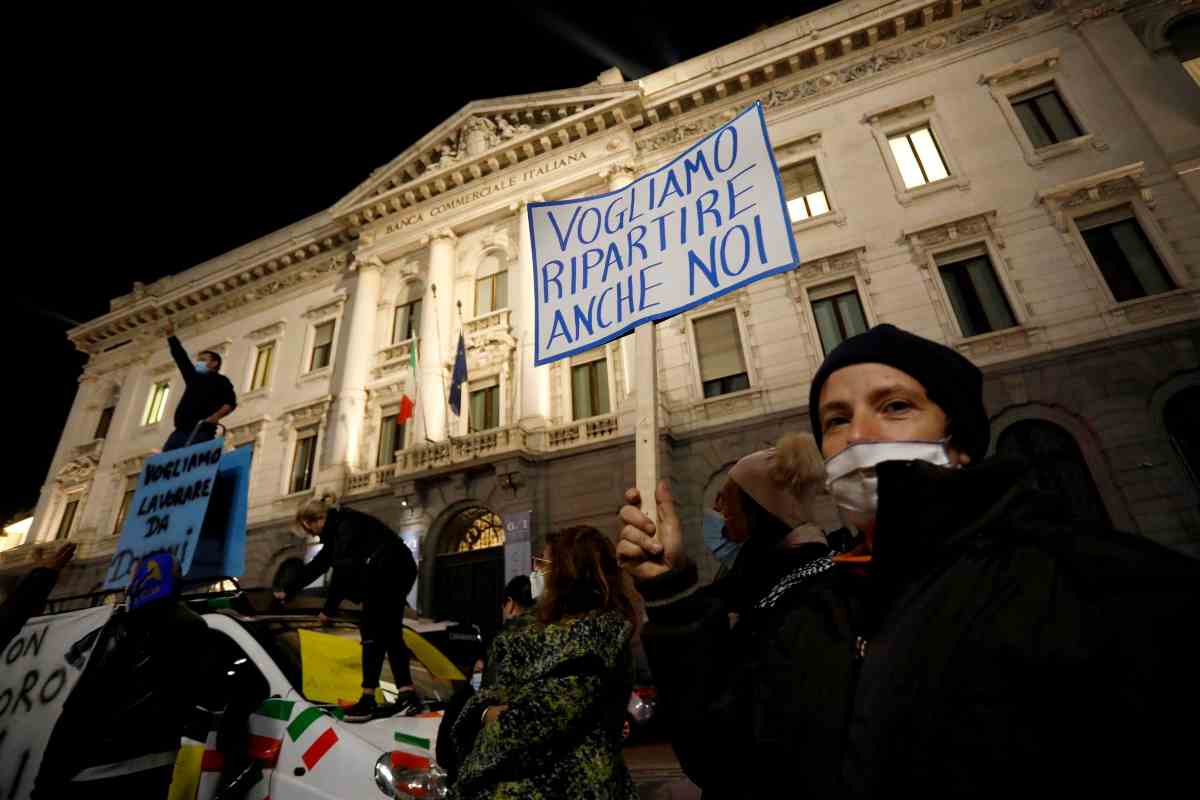 Protesta di commercianti, ambulanti e partite iva in piazza Scala a Milano, 24 novembre 2020 - Investire sul web.