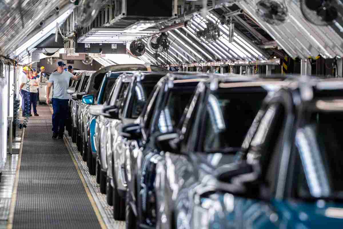 La linea di produzione Toyota a Onnaing, dove viene assemblato il modello Yaris per il mercato europeo - Investire sul web.
