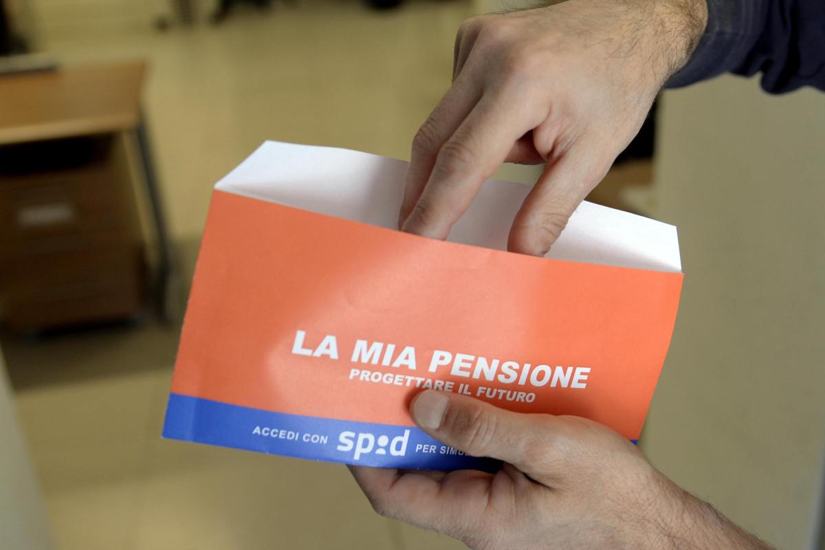 Una busta arancione con l'estratto conto contributivo che l'Inps invia ai lavoratori Roma, 20 aprile 2016 - Investire sul web.