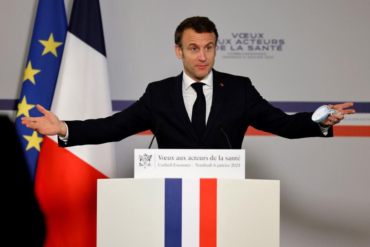 Il presidente francese Emmanuel Macron nel suo discorso augurale di buon anno al Centre Hospitalier Sud Francilien di Corbeil-Essonnes, vicino Parigi - Investire sul web.